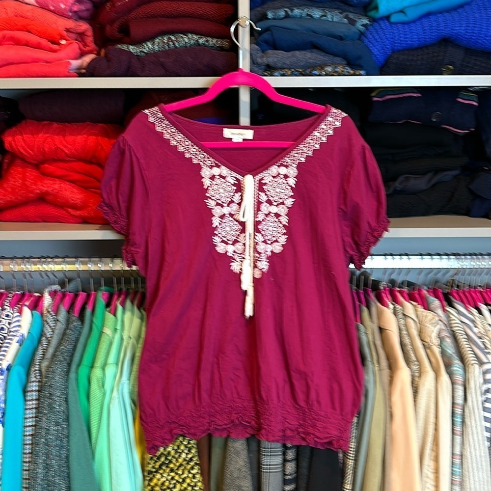 Dress barn magenta with white embroidery short sleeve v neck top size 2X​